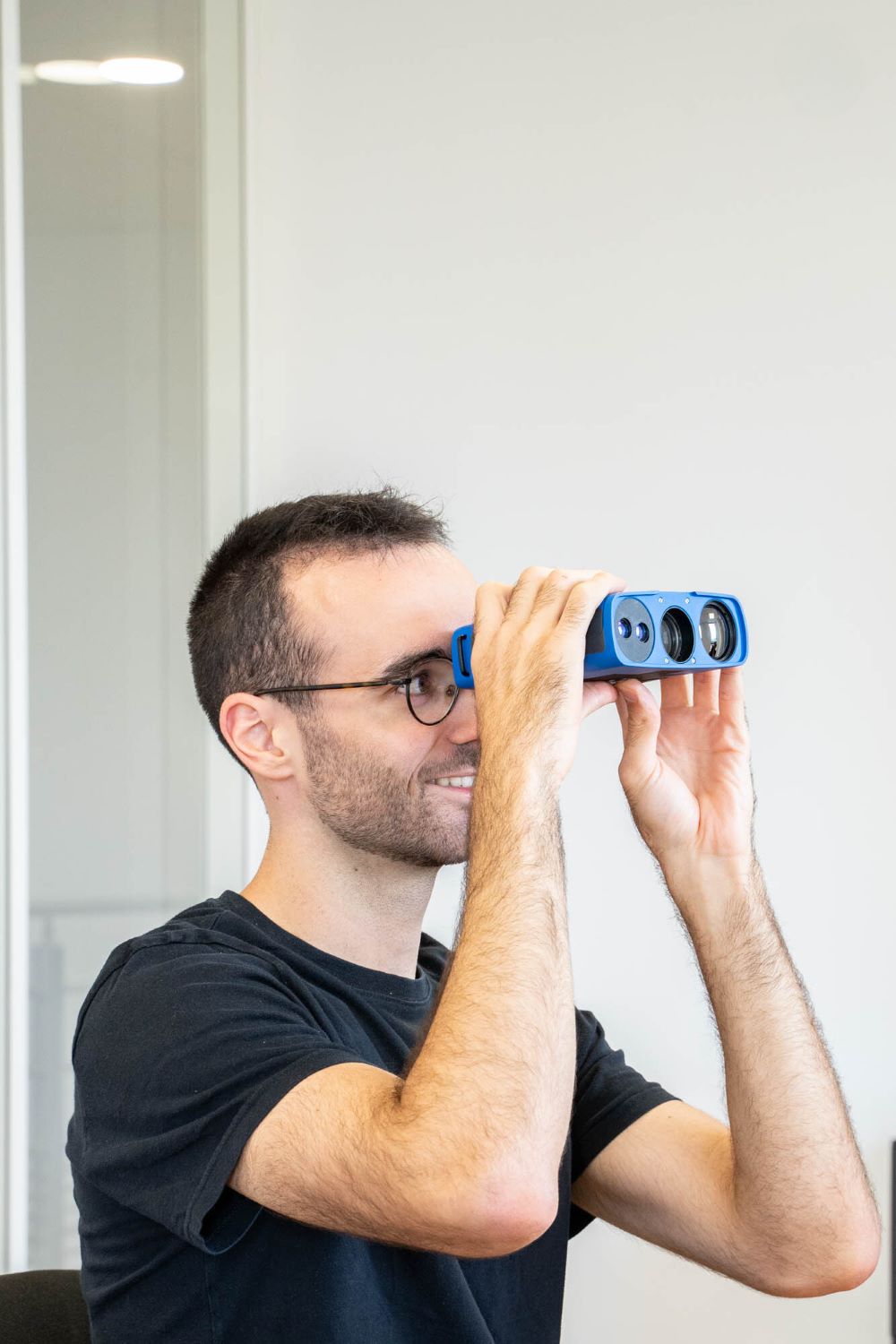 Ingénieur tenant Virtuose, le monoculaire multifonction d'Elynxo