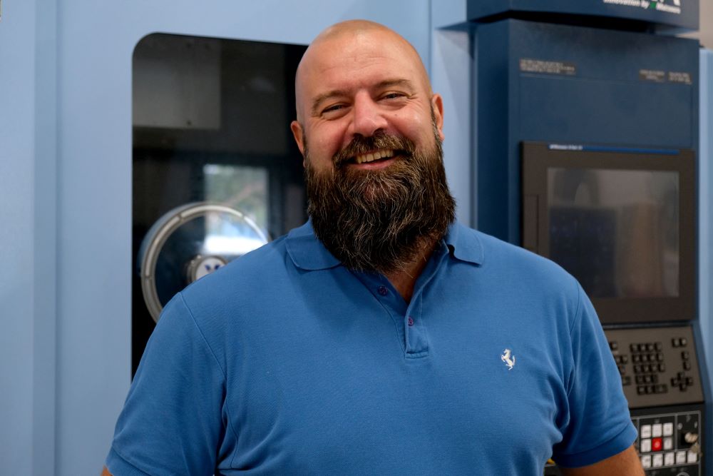 Photo Portrait de Nicolas Dissaux, responsable de production mécanique de précision, chez Elynxo