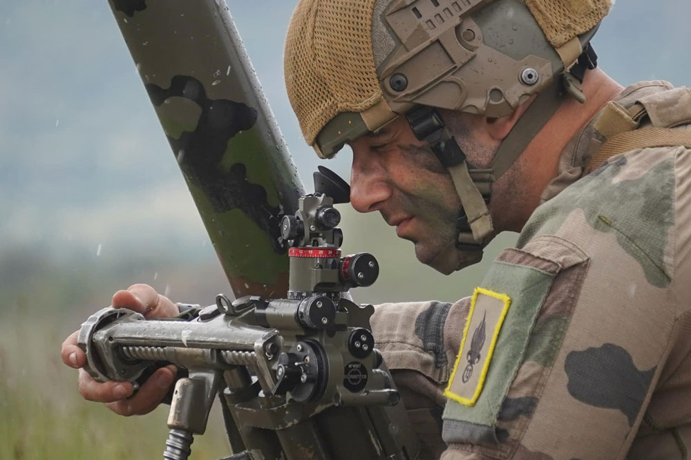 Militaire en train de régler le Goniomètre sous la pluie
