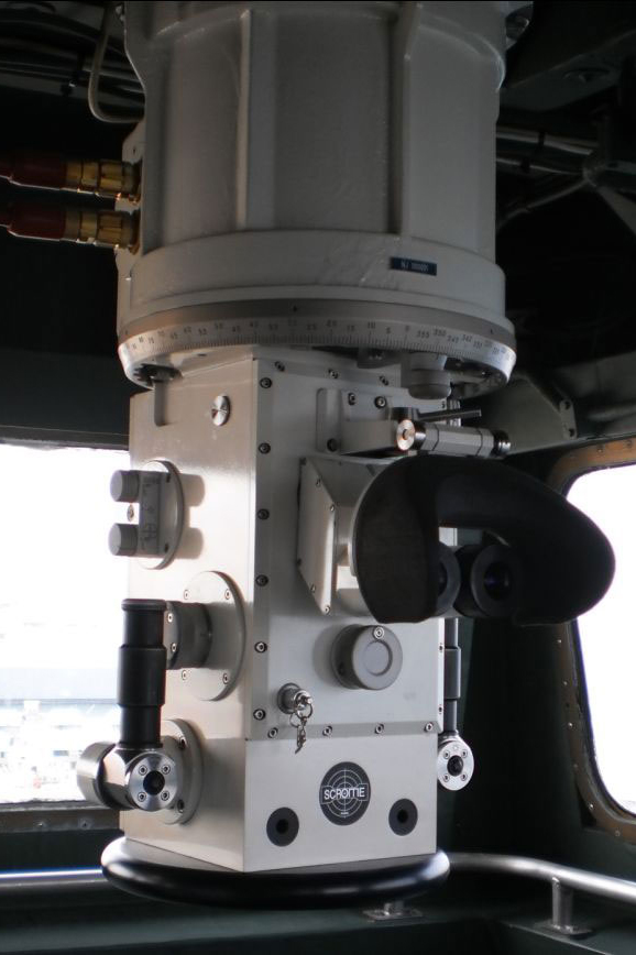 Jumelles périscopiques sur batiment militaire