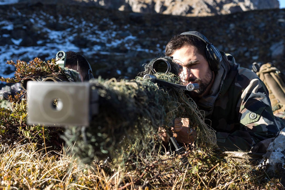 tireur d'élite avec la lunette J10