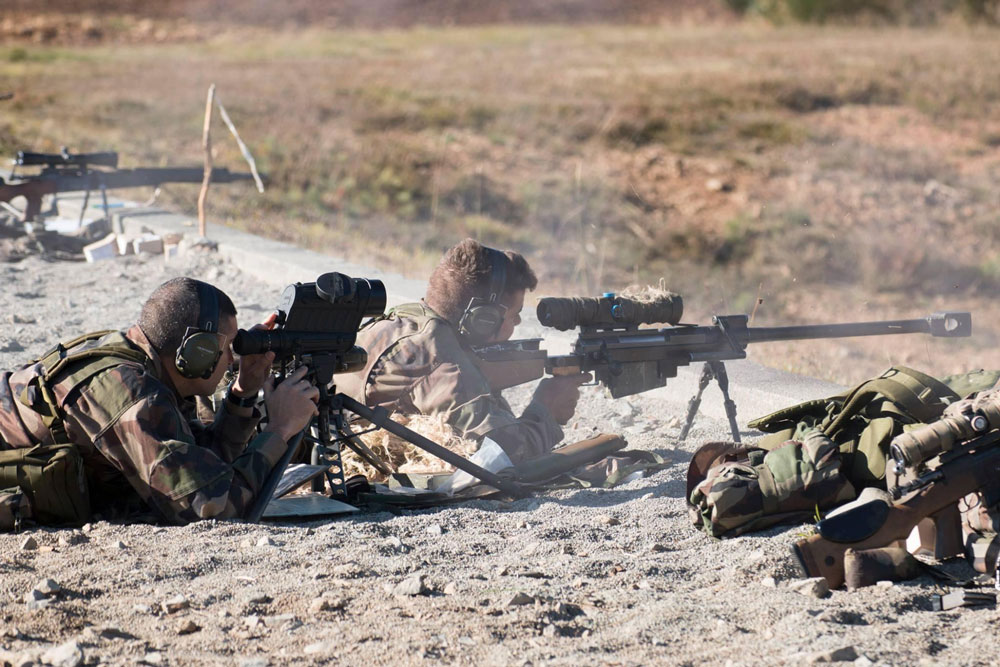 tireur d'élite avec la lunette J10