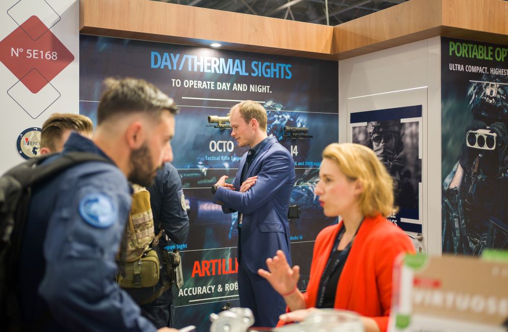 Elynxo exposant sur un salon de défense et sécurité