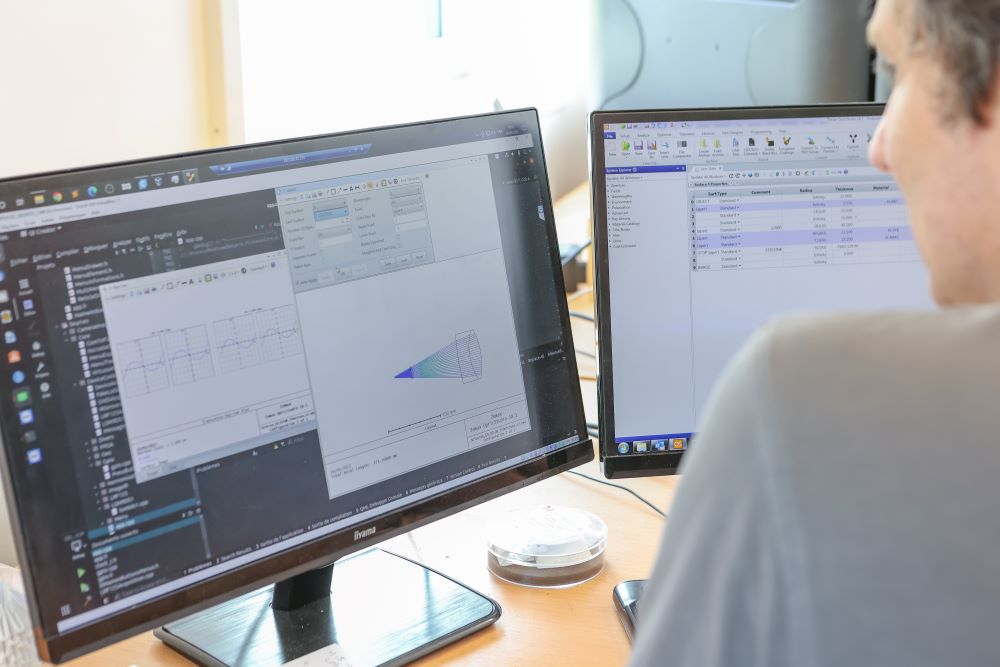 Ingénieur optique hautement qualifié travaillant dans le bureau d'études d'Elynxo